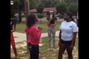 Hood fights (Girl fight) New) Girl Gets Beat Up and Gets Help 2018