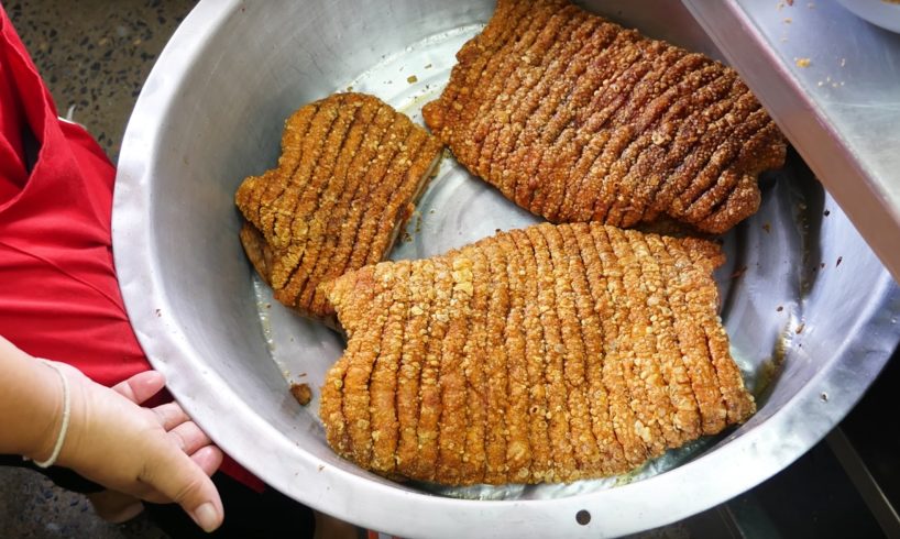 Thailand Food: The CRISPIEST Fried Pork Belly in Bangkok | หมูกรอบที่รับประกันความกรอบและความอร่อย