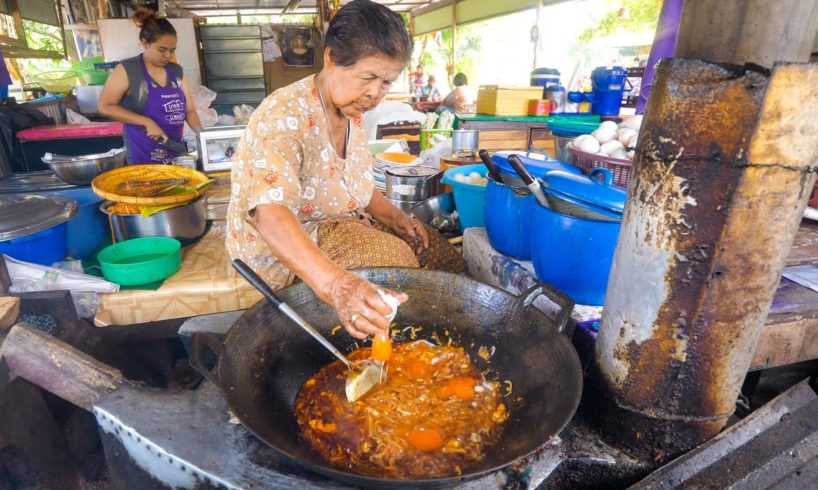 85 Years-Old - PAD THAI LEGEND! (No Shrimp, No Tofu)