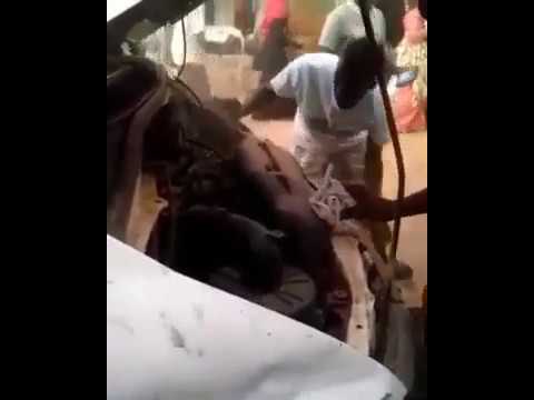 PEOPLE ARE AWESOME  African mechanics bring the car back to life