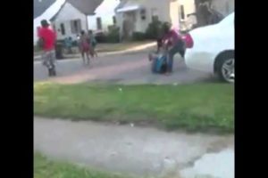 Crazy ass fight in Detroit Michigan hood fight