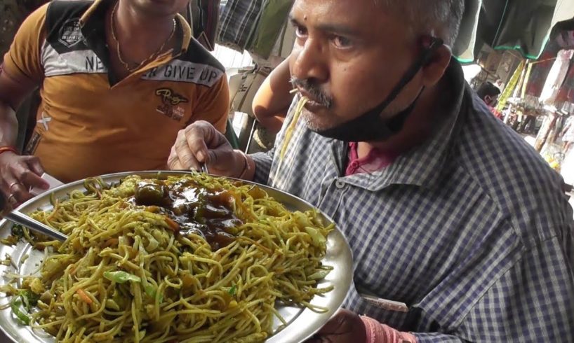 Indian People Loves to Eat Egg Noodles with Chili Chicken || Kolkata Street Food