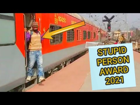 STUPID MEN AWARD? 2021 | Man FALL  From RUNNING Train  ?? | train accident india 2021