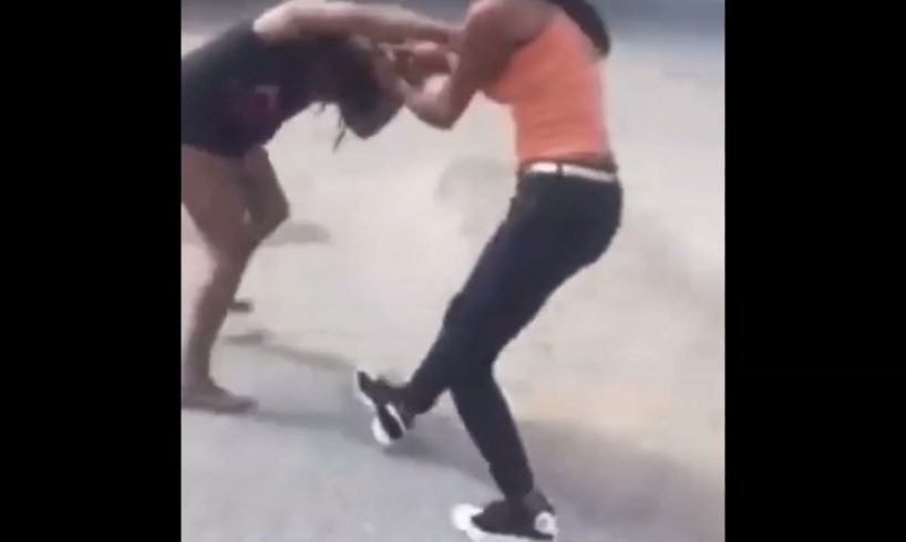 Girls Fighting in the hood￼