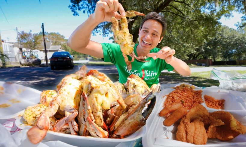 Famous GARLIC BUTTER Blue Crabs!! 🦀 Must-Eat SOUL FOOD in Charleston, South Carolina!