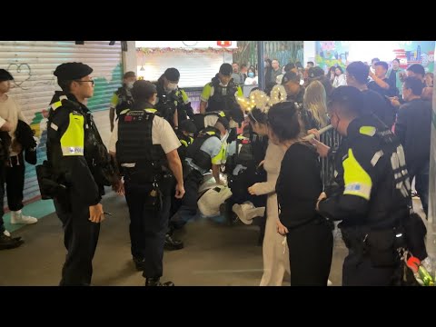 Street fights on New Year's Eve in HK, HK police demonstrated effective law enforcement.