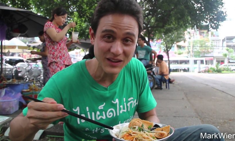 Vietnamese Papaya Salad at Le Van Tam Park in Saigon