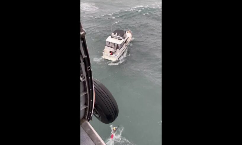 Massive wave wipes out boat during Coast Guard rescue