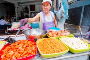 Thai Street Food - 30 Years PAD THAI Master!! 🇹🇭 (+ 5 Must-Eat Fried Noodles in Bangkok)