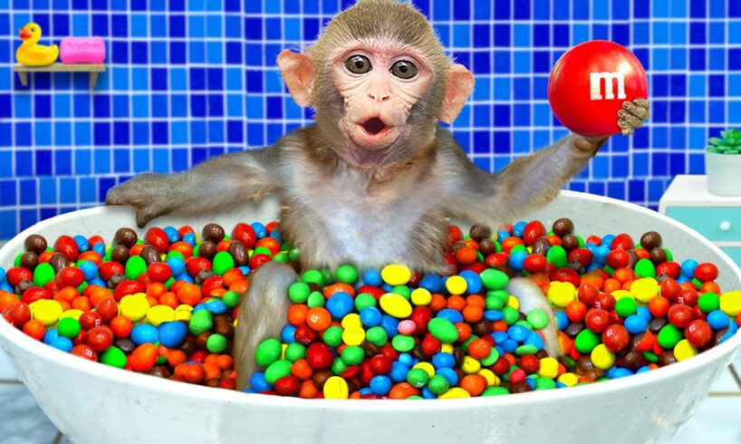 KiKi Monkey bath in the Rainbow BathTub full of M&M candy and play with ducklings | KUDO ANIMAL KIKI