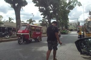 (PEOPLE ARE AWESOME) Traffic-Watching in the Philippines