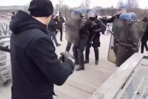 Pro boxer fights the police together with yellow vests in France