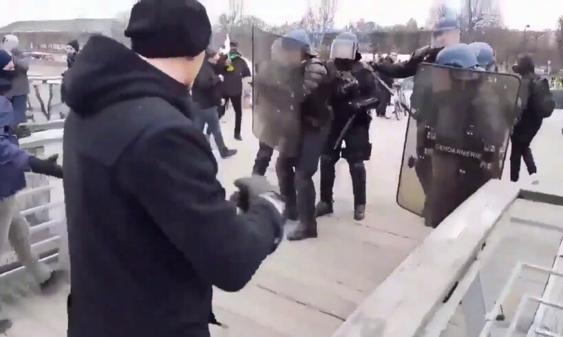 Pro boxer fights the police together with yellow vests in France