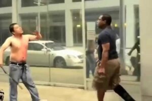 Street fights black man against a Chinese