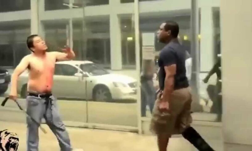 Street fights black man against a Chinese