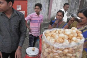 Young Man Selling Panipuri - 6 piece @ 10 rs - Most Common Street Food in India