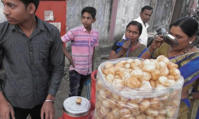 Young Man Selling Panipuri - 6 piece @ 10 rs - Most Common Street Food in India