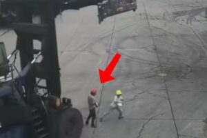 😲 WORKER GETS RAN OVER BY A FORKLIFT | WORK ACCIDENT CAUGHT ON CAMERA