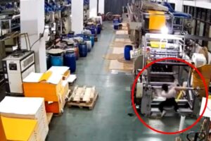 😲 FATAL ACCIDENT WITH A ROTATING MACHINE | WORK ACCIDENT CAUGHT ON CAMERA