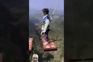 It was the first time I saw such a powerful woman who ignored the cliff of 300 meters#bungeejumping