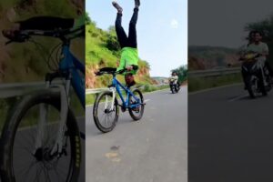 This guy’s got balance for days and nerves of steel #bike