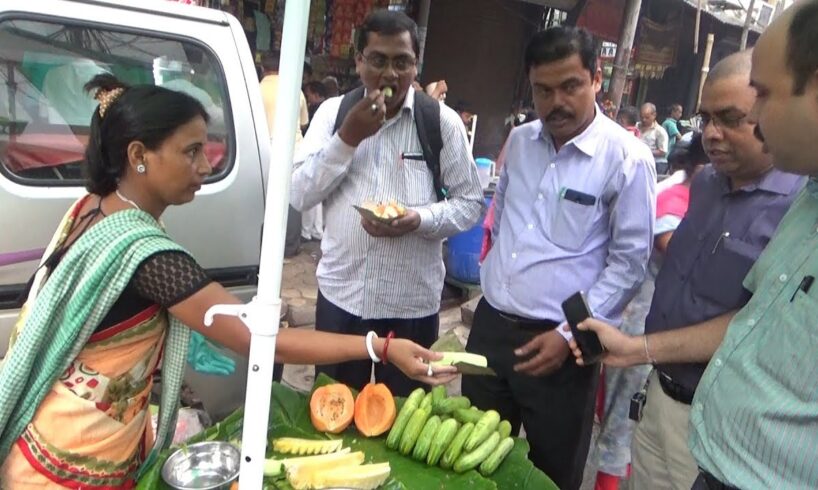 We Should Salute to Her | Very Hard working Lady ( Fruit Seller ) in Kolkata Street