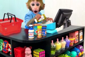 Monkey Baby Bon Bon pretend to be a cashier in a supermarket and eats watermelon with puppy