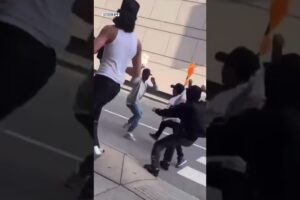 Wild KNIFE FIGHT in Chicago between several men near Magnificent Mile